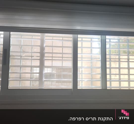 חלון אלומיניום עם תריסים אופקיים